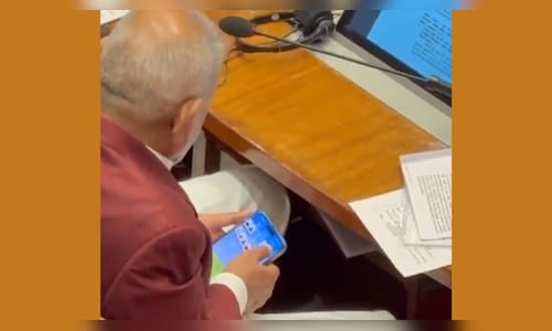 Amid ‘rummy’ video row, Maharashtra minister calls govt ‘beggar’, sparks row