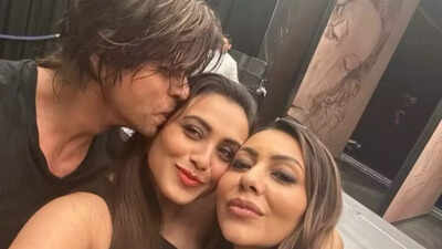 Netizens can’t stop gushing as Gauri Khan shares the most adorable PIC with Shah Rukh Khan, Rani Mukerji after their National award win, Karan Johar says, ‘If this is not full circle, what is?’ | Hindi Movie News