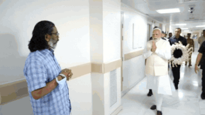 Former Jharkhand CM Shibu Soren passes away: PM Modi pays tribute, consoles Hemant at hospital — Video | India News