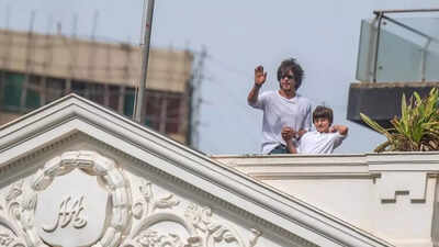 Shah Rukh Khan makes a special appearance with AbRam from Mannat to mark India’s 79th Independence Day: ‘Our greatest gift’ | Hindi Movie News