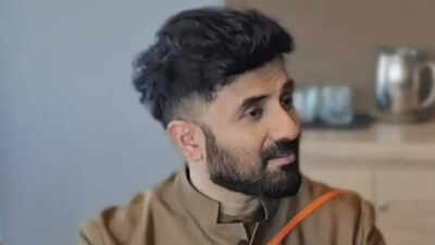 Vir Das’s hilarious acceptance speech goes viral; Says while Aamir Khan gets a catchy caption, paps describe him as ‘Covid -19’ |