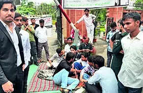 4 AMU proctors quit amid growingfee hike stir by students, poll delay, ETEducation