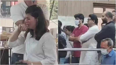 Jyoti Chandekar funeral: Tejaswini Pandit breaks down inconsolably while performing last rites of her mother, Raj Thackeray offers condolences | Marathi Movie News