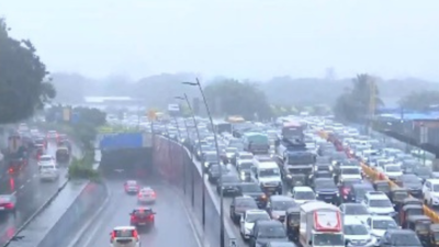 Mumbai rains: Traffic hit on Western Express Highway, waterlogging in many areas; IMD issues orange alert | Mumbai News