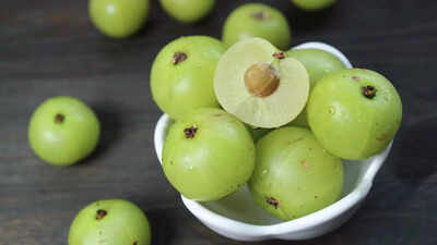 Who should avoid eating amla? 6 types of people that may experience side effects |