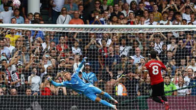 Watch: Bruno Fernandes stumbles into referee, blazes penalty over as Man United squander chance vs Fulham | Football News