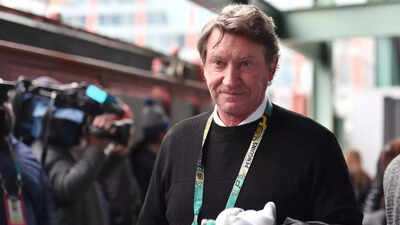 “He kept hitting”: Wayne Gretzky admits his last NHL game was “awful” as his dad kept pushing him to play one more year | NHL News