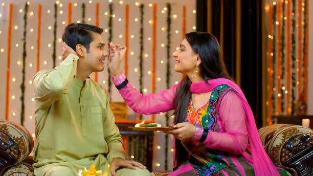 5 quick makeup ideas for Raksha Bandhan 2025