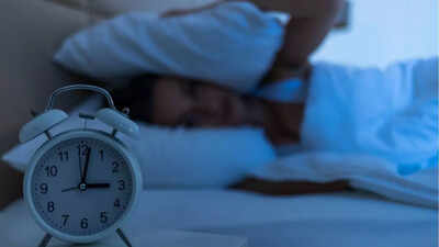 Already put the phone down but still can’t fall asleep? Know why it happens and how to fix this problem