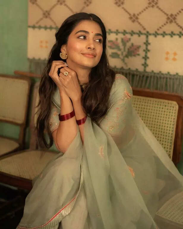 Easy saree pose ideas for this festive season to make your Instagram photos go viral