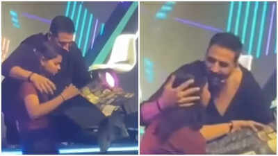 Akshay Kumar plants a sweet kiss on a fan’s forehead as she gifts him on his 58th birthday | Hindi Movie News