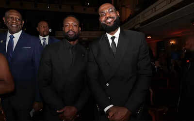 “You finally got a haircut!”- Dwyane Wade pokes fun at LeBron James at 2025 Hall of Fame ceremony | NBA News