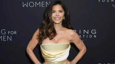 Lauren Sánchez-Bezos glitters in M diamond necklace and glowing gown at NYC gala |