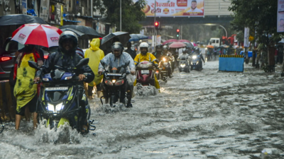 Mumbai rains: Heavy showers lash parts of city; traffic disrupted, roads waterlogged, airlines issue advisories | Mumbai News