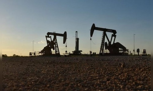 Oil declines with Gaza peace plan and US inventories in focus
