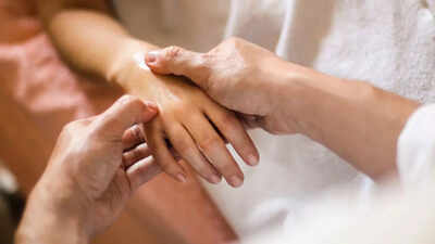 Reverse migraine pain naturally: Hidden acupressure points and simple techniques to reduce headaches and boost energy |