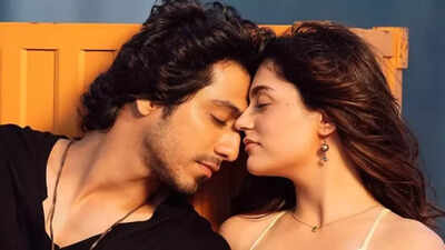 ‘Saiyaara’ pair Ahaan Panday, Aneet Padda dating in real life as well but have been told to not make their relationship official: Report | Hindi Movie News