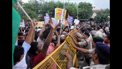 Teacher aspirants protest again demanding more vacancies in TRE-4 | Patna News