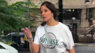 Aamir Khan’s girlfriend Gauri Spratt gets irritated by paparazzi for surrounding her during walk: ‘Aree leave me alone naa’ |