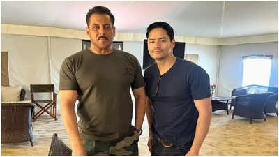 ‘Battle of Galwan’: Salman Khan’s new look goes viral; actor poses with a fan on the sets during the Ladakh schedule | Hindi Movie News