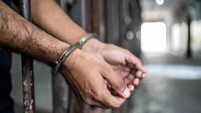 Man held while trying to smuggle liquor into Bihar | Ranchi News