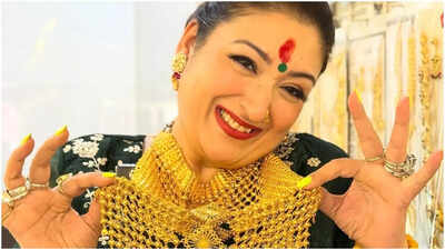 Ssunita Ahuja shows off her grand gold necklace from Govinda, ‘Karwa Chauth gift aa gaya’ |