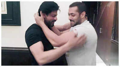 ‘I hugged my dead parents but…’: Shah Rukh Khan once spoke about not hugging Salman Khan |