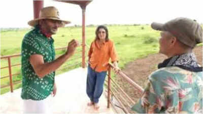 ‘Kaan ke niche bajaunga’: Jackie Shroff touches Farah Khan’s cook Dilip’s feet; Scolds him with a humorous warning | Hindi Movie News