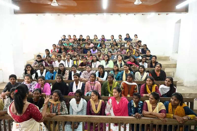 Labs in govt colleges to be brought up to date, ETEducation