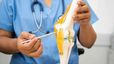 Knee Damage Symptoms: 3 morning symptoms that indicate knee damage in future and how to fix them: AIIMS orthopedic surgeon |