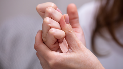 Does cracking knuckles cause arthritis? AIIMS neurologist reveals