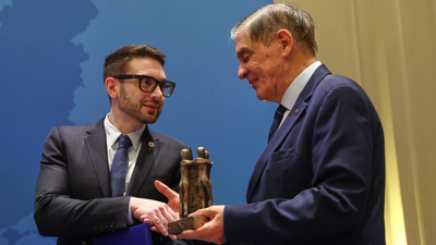 George Soros receives prize for work on Roma, Sinti rights