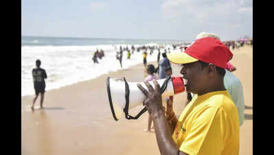 Cyclone Montha nears Andhra coast: Heavy rain batters Vizag, Kakinada; landfall near Kakinada expected tonight | Visakhapatnam News