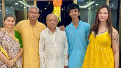 3 lakhs and counting! For the first time ever since her transformation, Anaya and her father Sanjay Bangar share the frame; pic goes viral | Off the field News