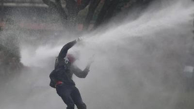 Colombia: Anti-Trump protesters fire arrows at police outside US embassy; four officers injured