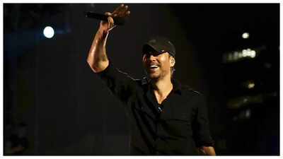 Enrique Iglesias concert: Singer greets audience with ‘Namaste’; kisses fan during show – WATCH |