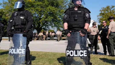 Tension in Chicago: Federal agents shoot woman, claiming they were ‘boxed in’ by 10 cars; she was an armed threat