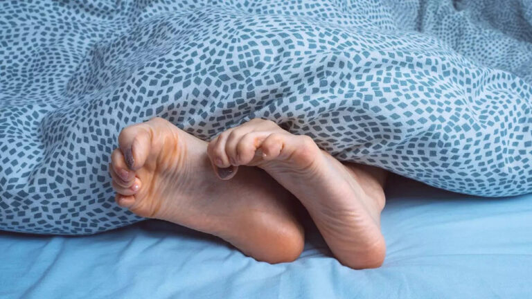 3 signs in legs that may indicate poor blood circulation, and how to fix them