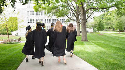 How much does studying in Canada cost for international students in 2025–26?