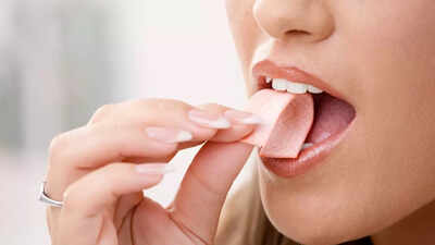 What happens if you swallow chewing gum, science debunks the seven-year myth |