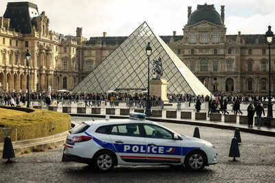 Four new arrests in Louvre heist: Two men and two women aged 31–40; 2 million jewels still missing