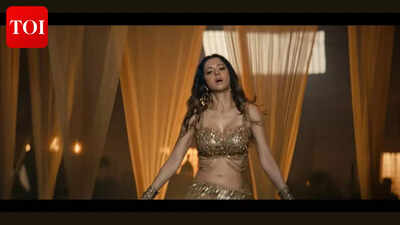 ‘Aadu 3’ song ‘Sulthaan’ out: Vedhika’s energetic dance grabs attention; Advance booking crosses Rs 50 lakh | Malayalam Movie News