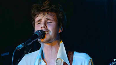 Cruz Beckham cries on stage while singing ‘Loneliest Boy’, lyrics hint at Brooklyn and Victoria: ‘Mama don’t talk too much’ |