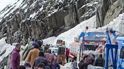 7 killed as multiple avalanches hit Srinagar–Leh national highway, several vehicles trapped under snow – top developments | India News