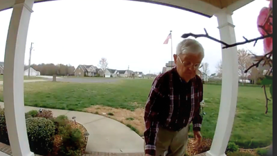 Internet raises 0,000 for elderly DoorDash driver forced out of retirement after woman spots him on doorbell camera and shares his story |