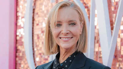 Lisa Kudrow calls Alan Cumming ‘such a force’ as she revisits their 1997 classic ‘Romy and Michele’s High School Reunion’ | English Movie News