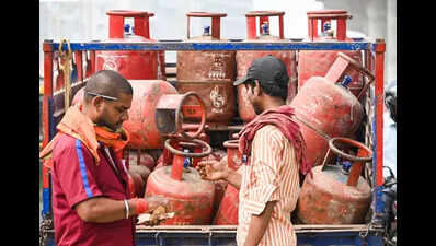 Rise in 5kg LPG cylinder supply amid fuel crisis | Patna News