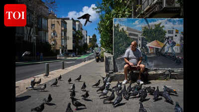 RSPB urges gardeners to change how they feed birds as starling and greenfinch numbers keep falling