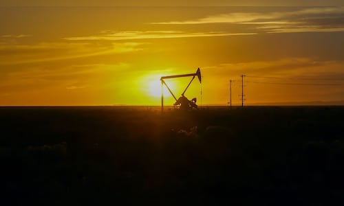 Russia offers sanctioned LNG to energy-hungry Asia at a 40% discount