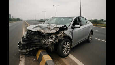 Car crashes into divider on Dwarka Expressway, driver injured | Gurgaon News